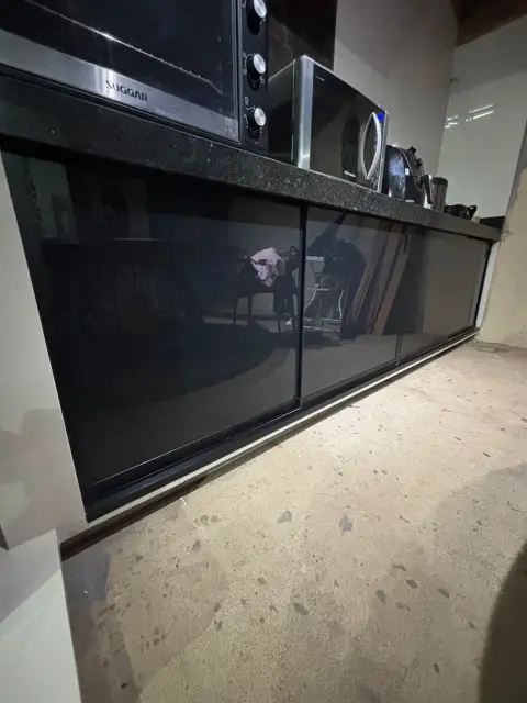 Fechamento de pia de cozinha com vidro preto - Prime Vidro Barretos