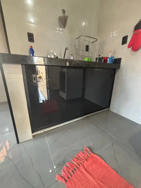 Fechamento de bancada com portas de vidro preto - Prime Vidro Barretos