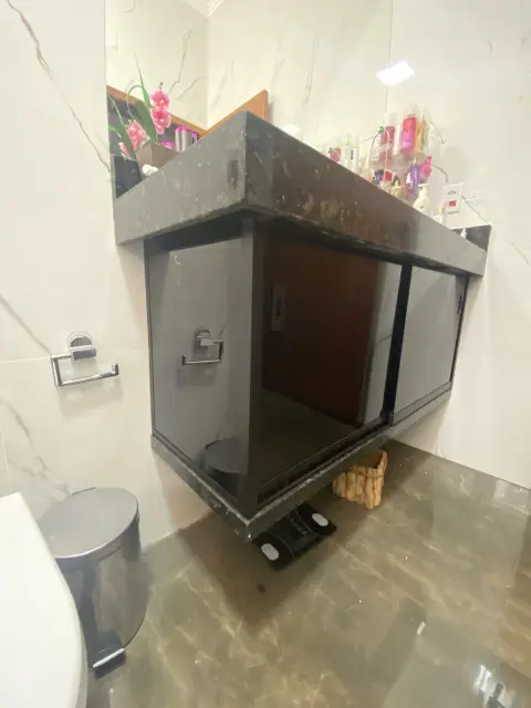 Gabinete de banheiro com portas de vidro preto - Prime Vidro Barretos