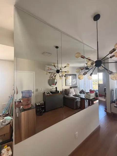 Painel de espelho na parede da sala - Prime Vidro Barretos