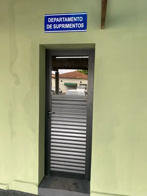 Porta de alumínio com veneziana e vidro para empresa - Prime Vidro Barretos