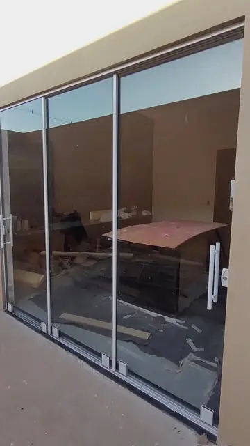 Porta de correr de vidro em obra nova - Prime Vidro Barretos