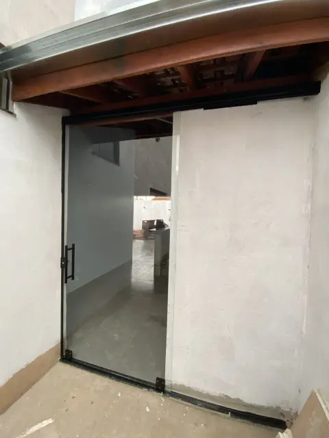 Porta de correr em vidro temperado - Prime Vidro Barretos