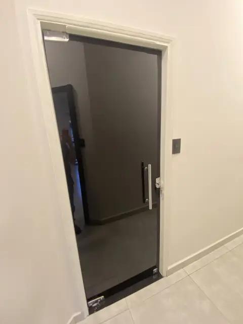 Porta de vidro fumê para escritório - Prime Vidro Barretos