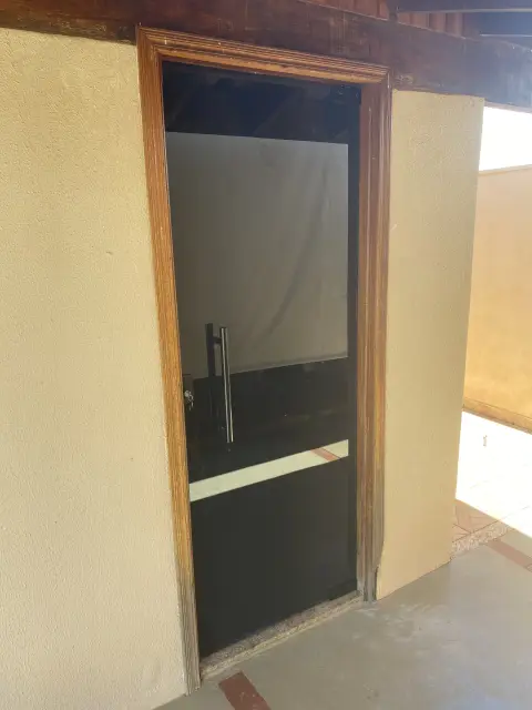 Porta de vidro preto com faixa jateada - Prime Vidro Barretos