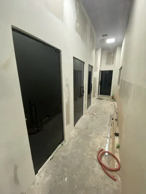 Portas de vidro preto em corredor - Prime Vidro Barretos